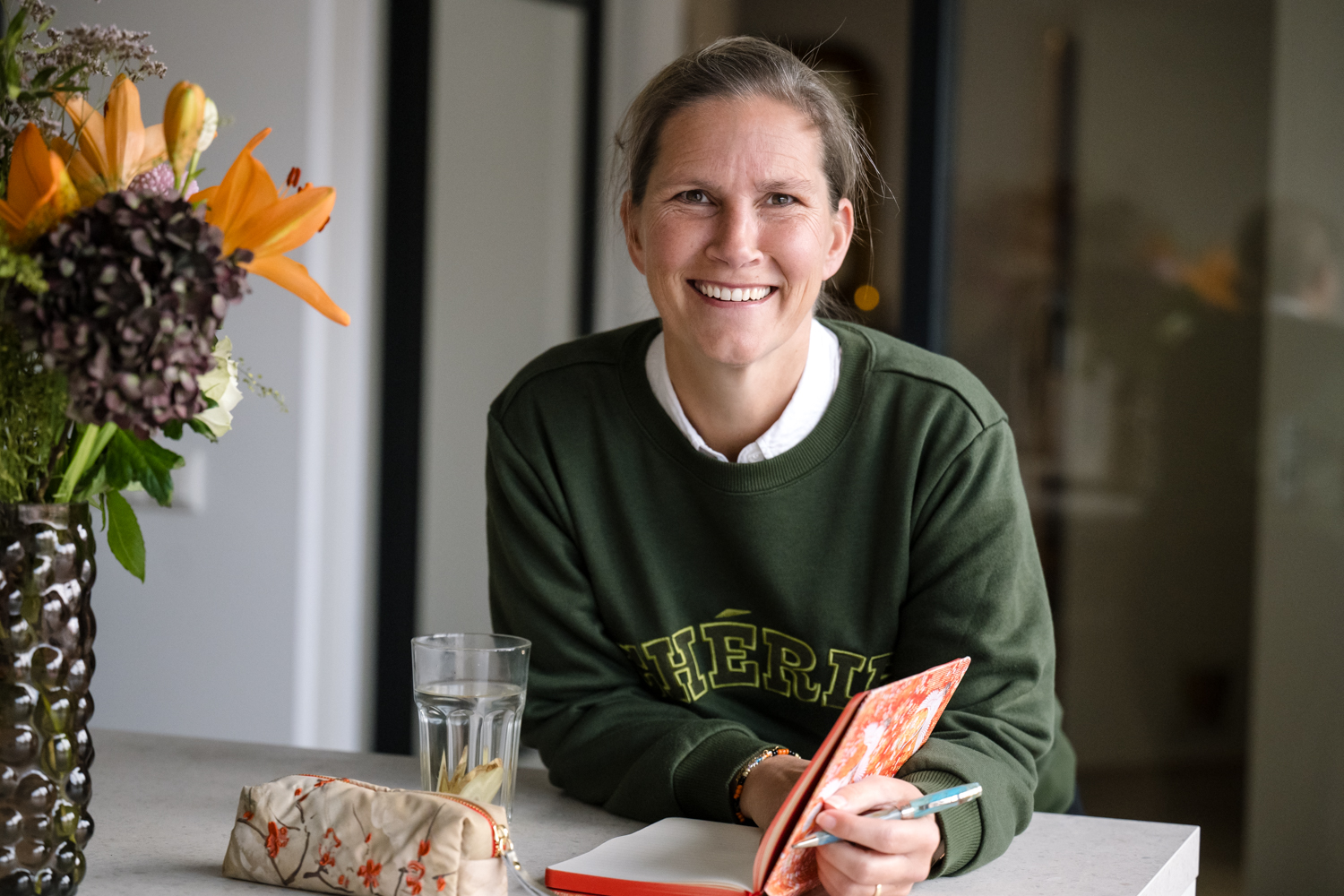 Annelou van Noort aan tafel met haar notitieboek