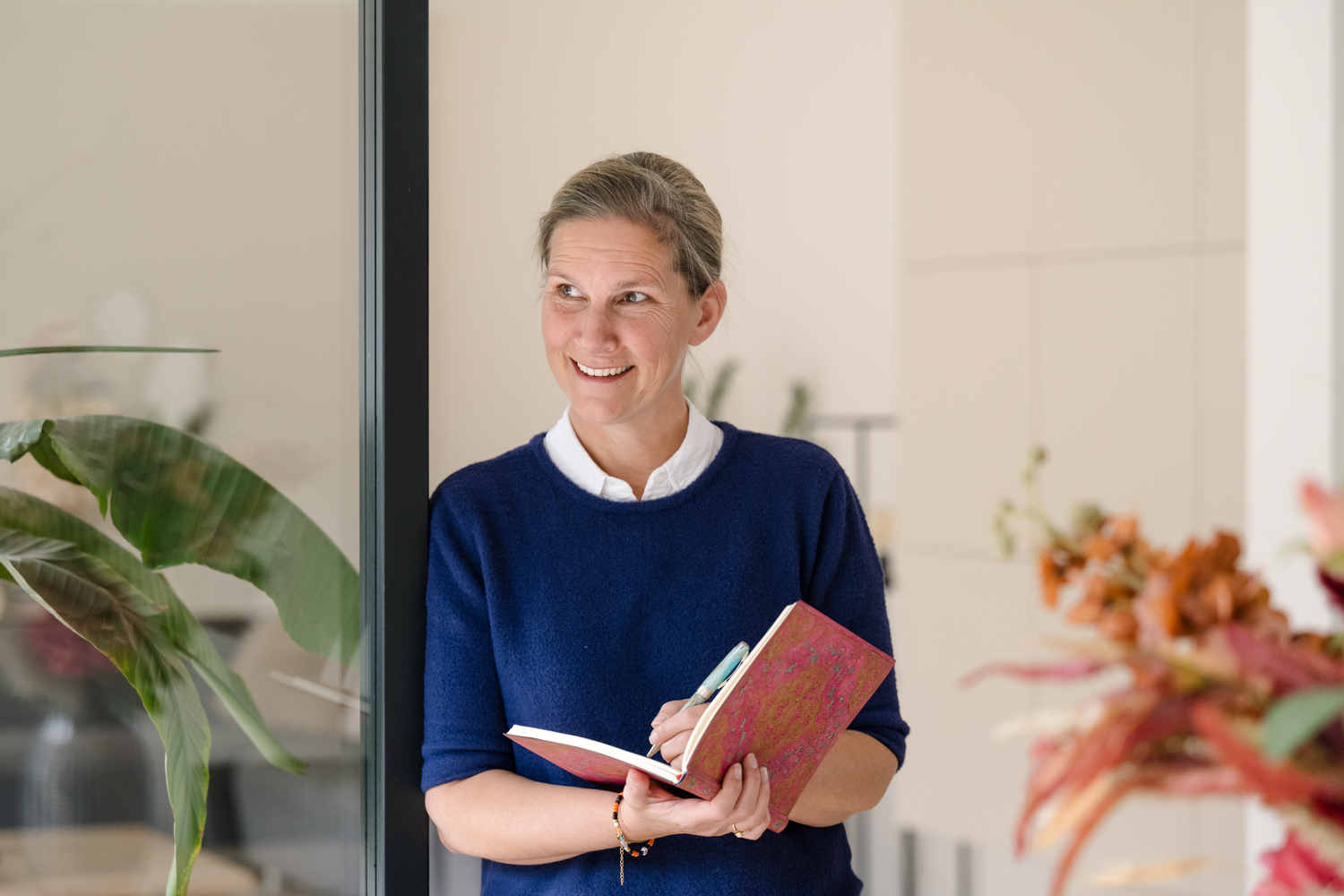 Annelou van Noort met een notitieboekje, lachend