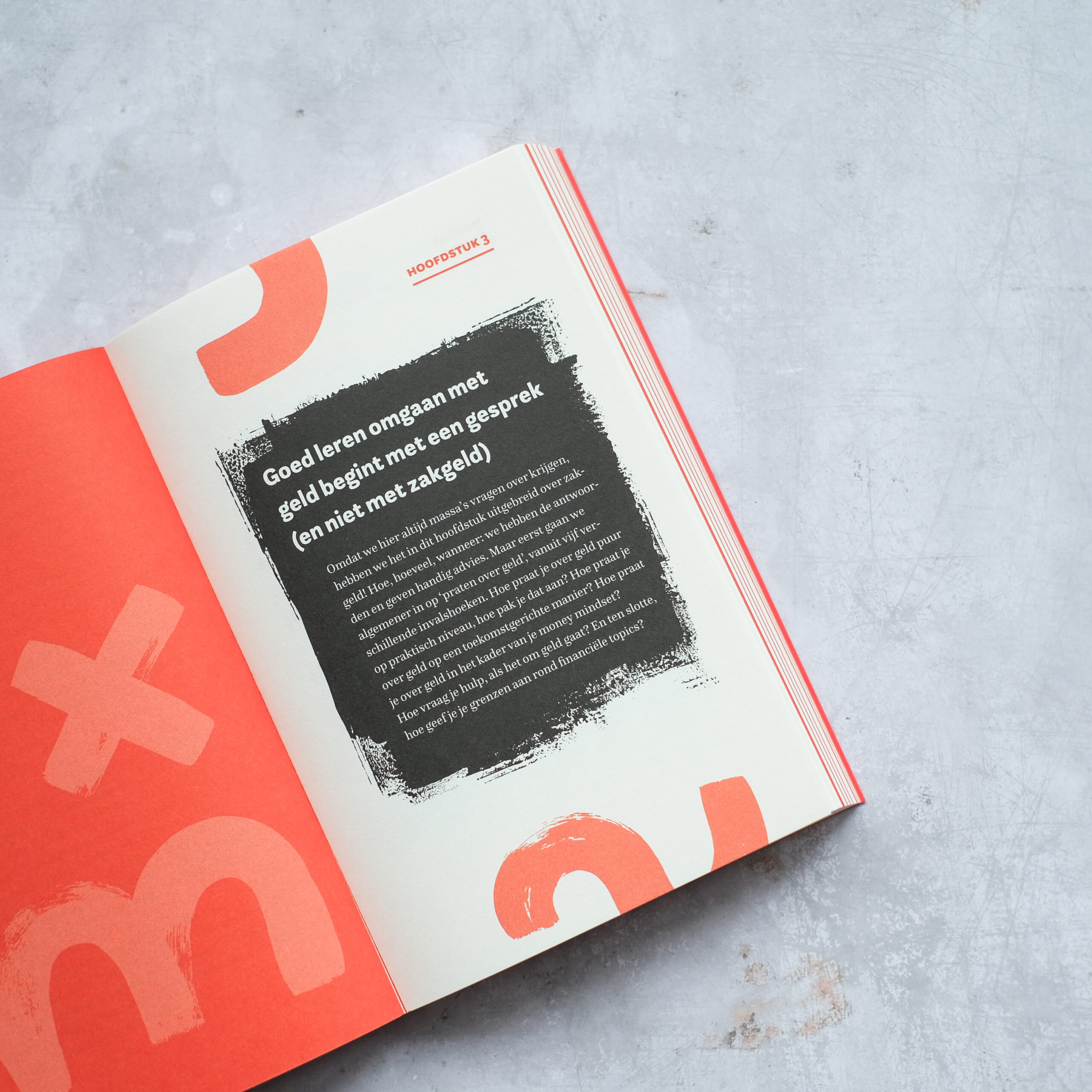 Opengeslagen boek met een oranje pagina: Tips per leeftijd financiële opvoeding, met checklists voor 4 tot 8 jaar en een ACTIE-blok