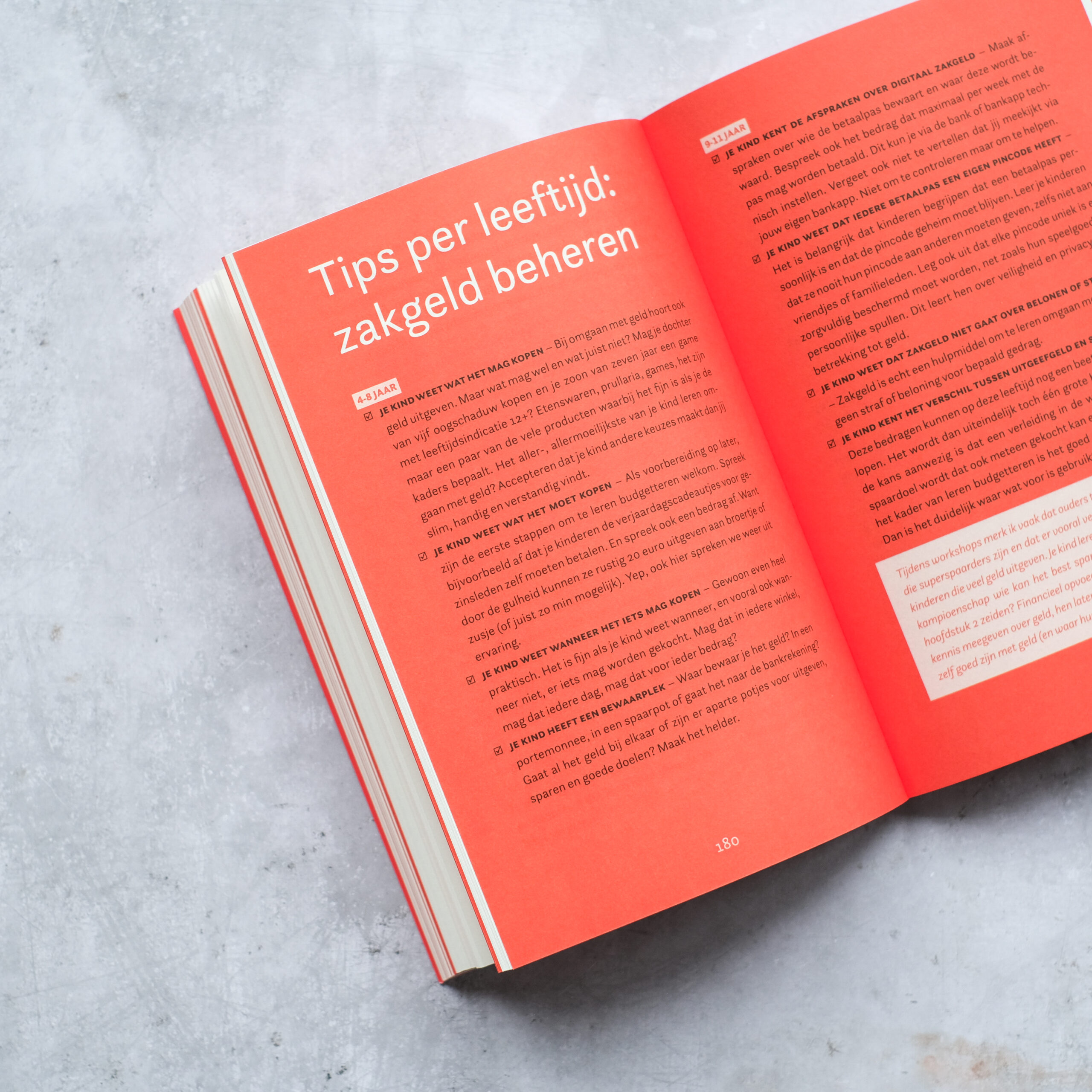 Opengeslagen boek bij hoofdstuk 3: Goed leren omgaan met geld begint met een gesprek (en niet met zakgeld)